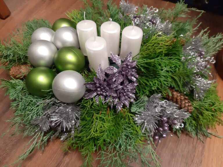 Adventný veniec zo živej čečiny