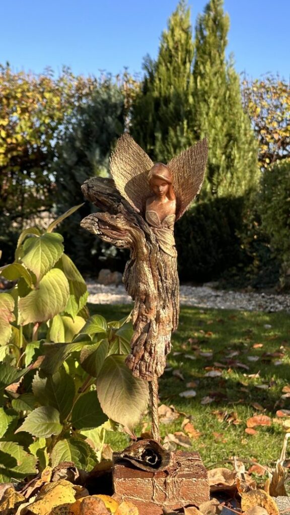 Ručne vyrobená drevená plastika víly hnedej.