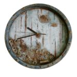 Ručne vyrábané rustikálne steampunkové nástenné hodiny.