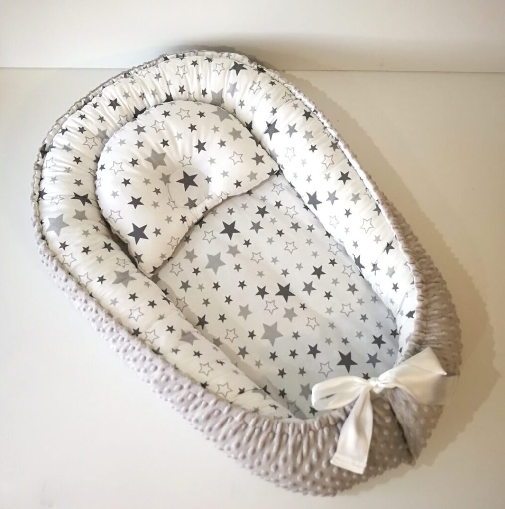 Ručne šitý sivý textil pre bábätko.