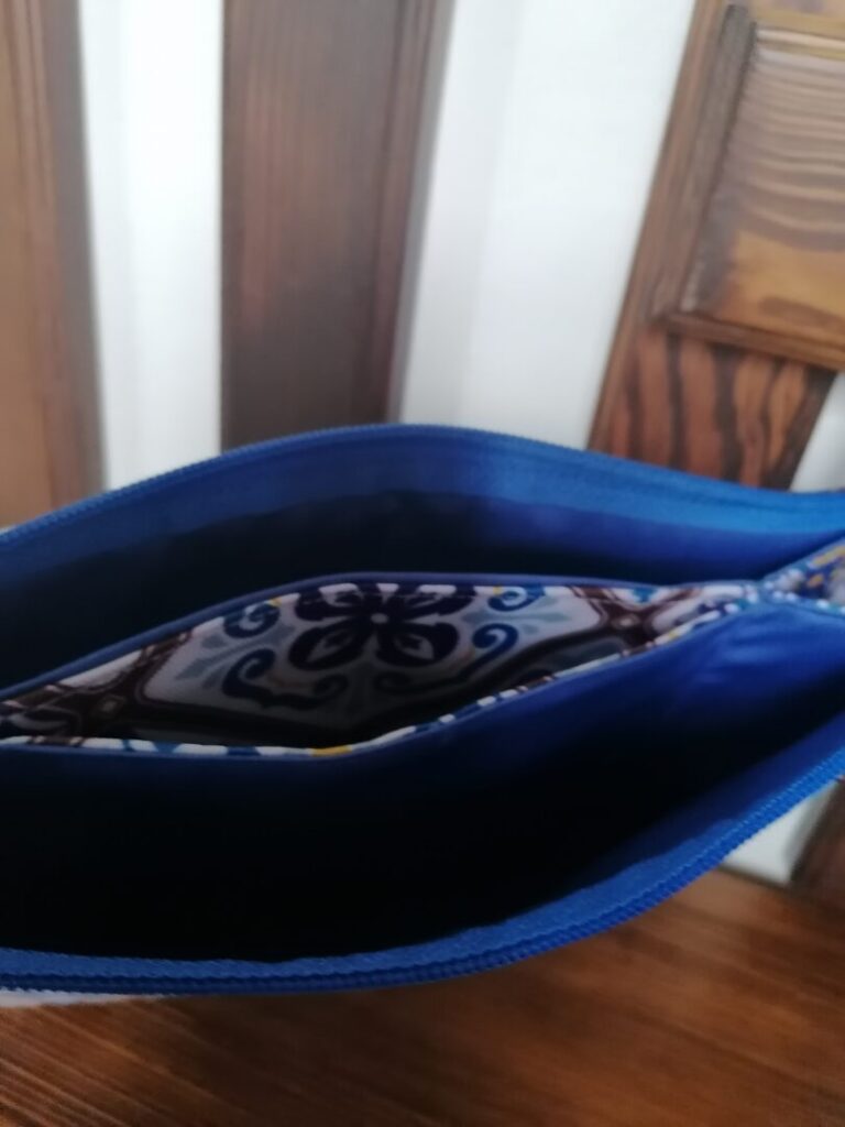 Ručne vyrobená modrá kožená peňaženka otvorená.