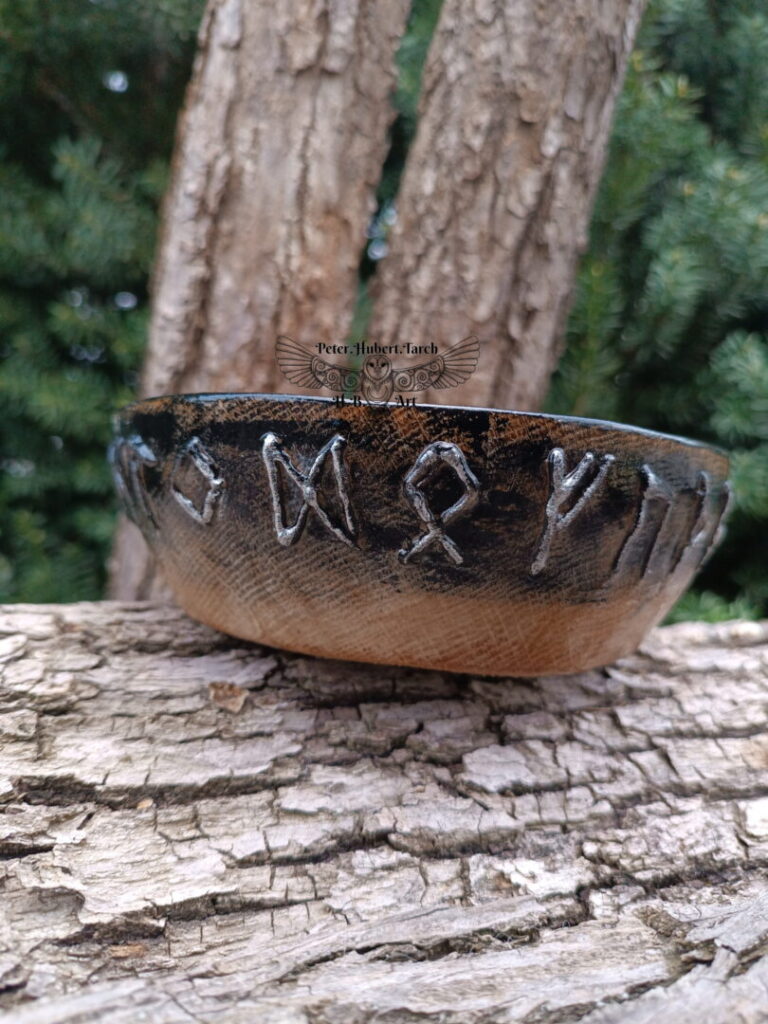 Vikingská miska s runami Futhark - Viking wooden bowl with Futhark runes