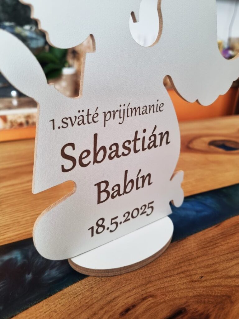 Ručne vyrobená biela drevená tabuľa s modliacim sa dieťaťom.