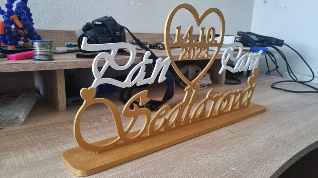 Ručne ručne vyrobená drevená ceduľa, bielo-zlatý text.