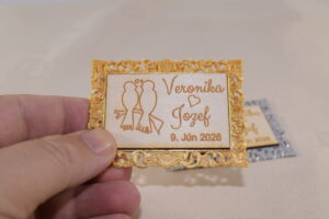 Online trhovisko slovenských výrobkov 13 personalizovana svadobna magnetka s gravirovanym drevom a 3d ozdobnym ramcekom 1